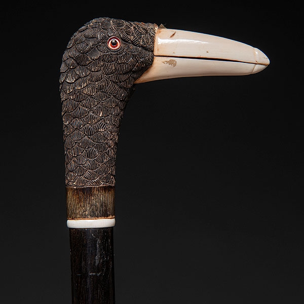 Bastón con empuñadura en forma de cabeza de pato realizada en madera tallada y marfil.