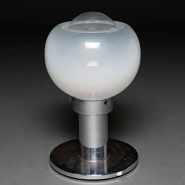 Lámpara de mesa realizada en cristal con pie circular en metal cromado. Siglo XX. 