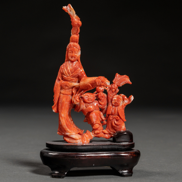 "Geisha con sombrilla y niños" Figura china en coral rojo. Primer tercio del siglo XX
