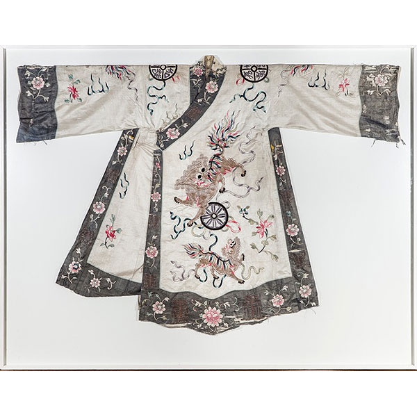 Kimono chino de seda bordada con hilos de oro y plata, S.XIX. 