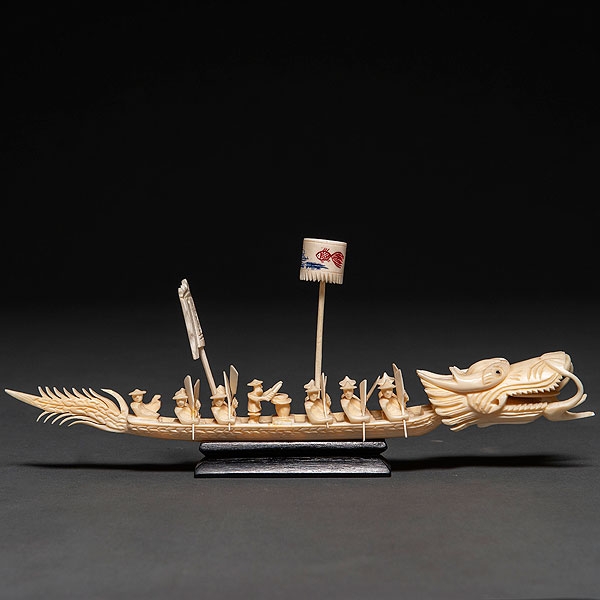 "Barco en forma de dragón" Figura realizada en marfil 