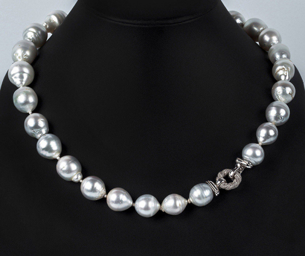 Collar de 27 bellas y grandes perlas australianas barrocas 'cerclé', de grueso cultivo y bello oriente, en disminución (16,5 - 13,0 mm).