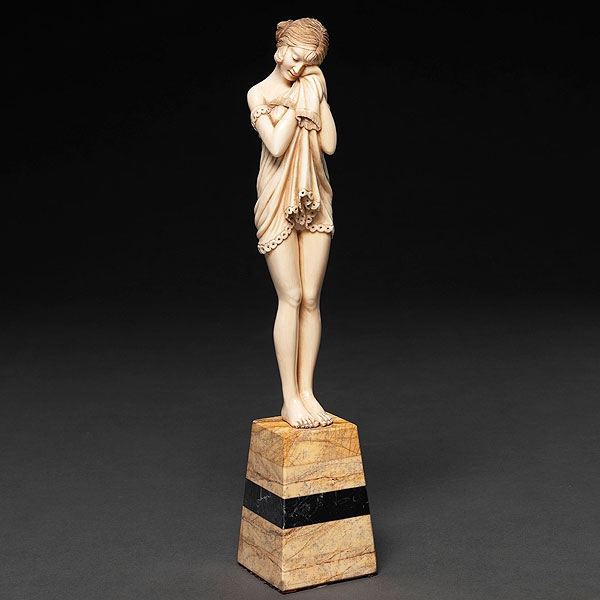 "Niña Triste" Figura escultórica de bulto redondo en marfil tallado, siguiendo modelos de Demeter Chiparus(1886-1947)