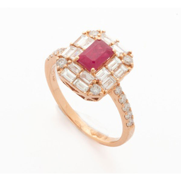 Sortija en oro rosa con rubí central, orla con 2 filas de diamantes talla baguette y diamantes en el brazo con un peso total de 1,10 cts. aprox.
