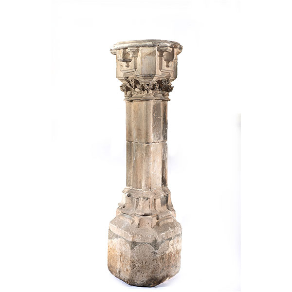 Espectacular Pila Benditera Gótica en piedra tallada, siglo XV, Francia o Navarra. 