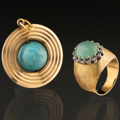 Conjunto de Colgante en forma de planeta en jade y oro amarillo de 18 kt y anillo en oro amarillo de 14kt con jade orlado de brillantes.
