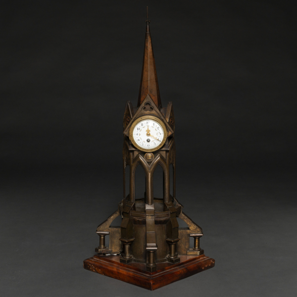 Reloj de sobremesa estilo Neogótico en forma de empresa arquitectónica realizado en bronce y latón.