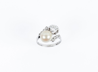 Sortija vintage &#039;tú y yo&#039;, en montura de oro blanco, con una perla cultivada (9 mm) y un limpio y blanco diamante talla brillante 