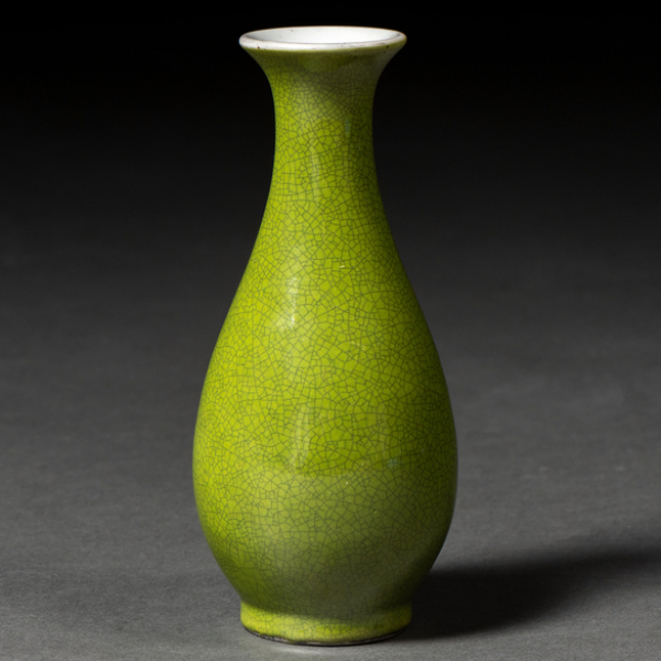 Jarrón en porcelana china color verde del siglo XX.