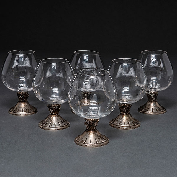 Conjunto de seis copas en cristal con base en plata con decoración de racimos de uvas. Siglo XX