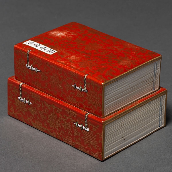 Caja libro en porcelana china de color rojo. Trabajo Chino, Siglo XIX