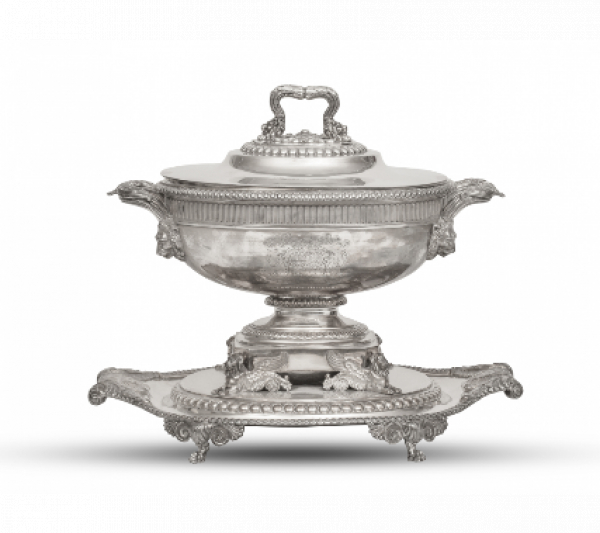 Sopera de plata Jorge III blasonada. Con marcas. Paul Storr* (Londres 1770 - Londres 1844), Londres 1809.