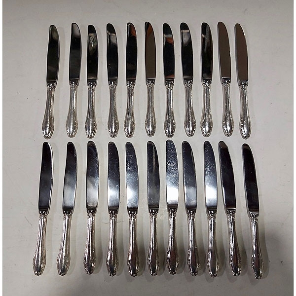 36 cuchillos de postre con mangos de plata. 