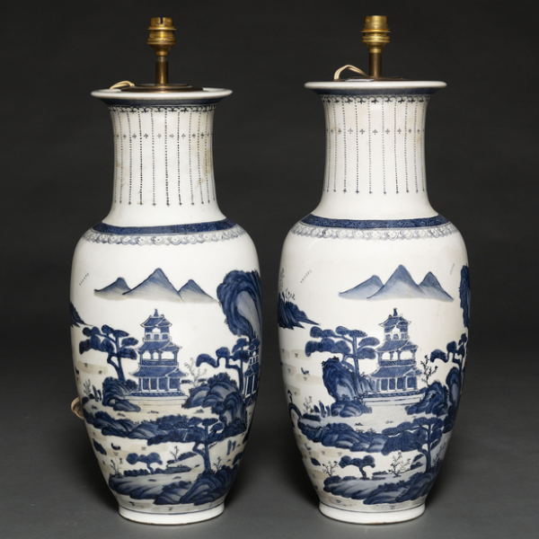 Pareja de jarrones en porcelana China. Trabajo Chino, Siglo XX 