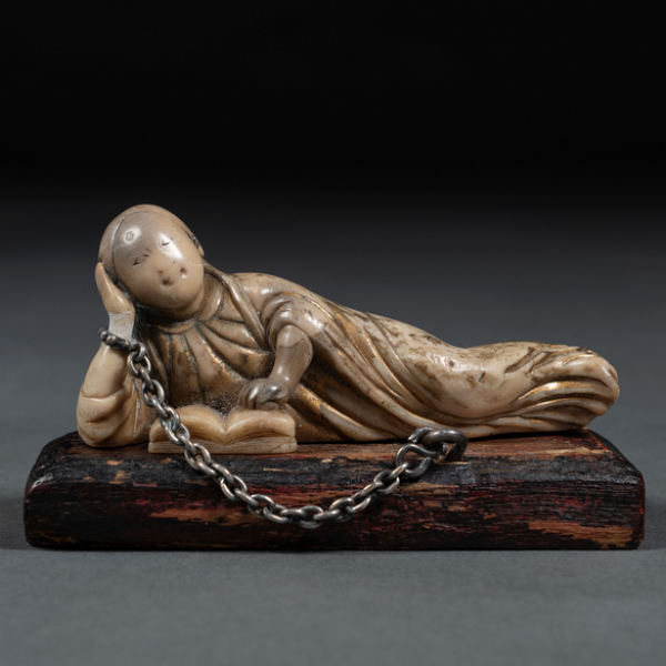 "Dama reclinada" Figura china en piedra dura con restos de policromía. Trabajo Chino, Siglo XIX