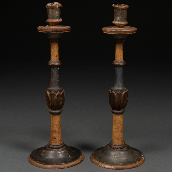 Pareja de candeleros en madera pintados de finales del siglo XVIII.