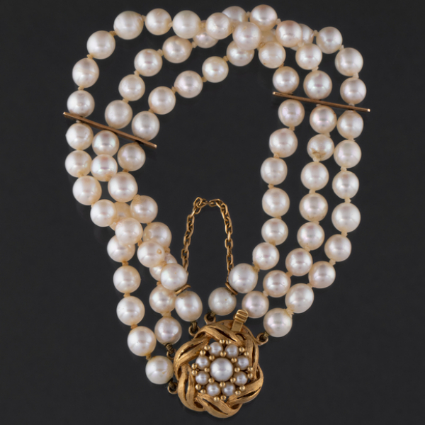 Brazalete de tres hilos de perlas cultivadas con separadores y cierre de oro amarillo de 18 kt.