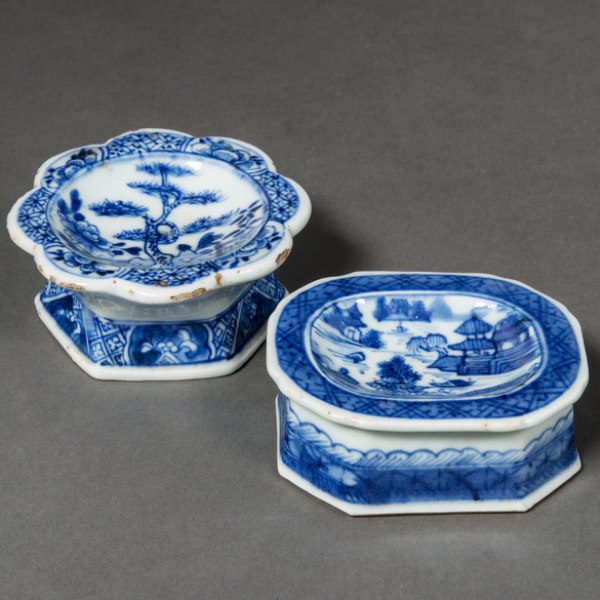 Conjunto de dos saleros en porcelana de Compañía de Indias azul y blanca, dinastia Qing, época Qianlong(1736-95)