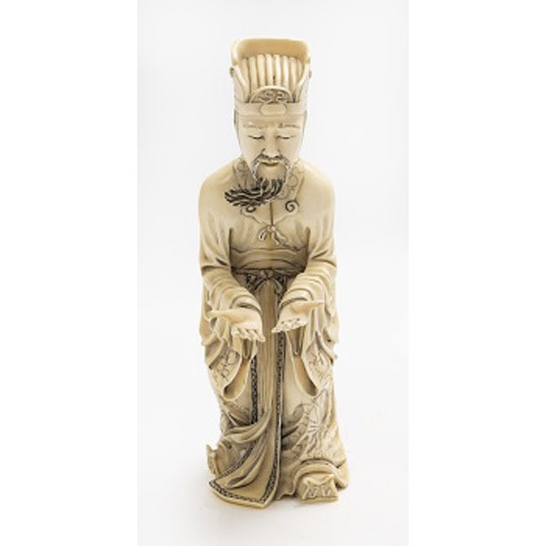 Figura oriental tallada en marfil y policromada representando oferente.