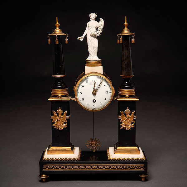 Reloj de sobremesa francés estilo Luís XVI en bronce dorado, mármol negro y blanco. h. 1806.