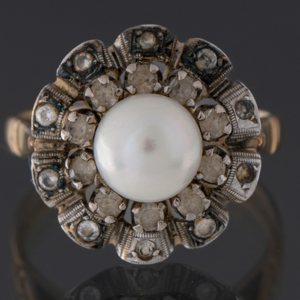 Antiguo anillo en oro blanco y oro amarillo de 18 kt con perla central y doble orla.