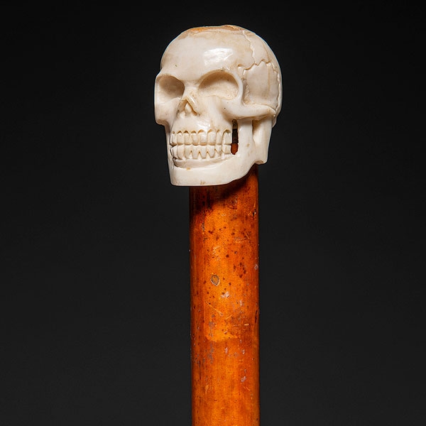 Bastón con empuñadura en forma de calavera realizada en hueso.