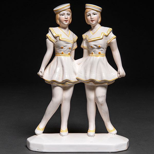 "Marineras" Grupo escultórico Art Decó en porcelana esmaltada. Francia, Años 30-40