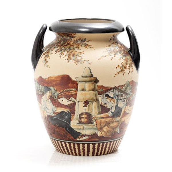 Jarrón en cerámica policromada representando paisaje con caseríos y aldeanos cogiendo agua en la fuente.