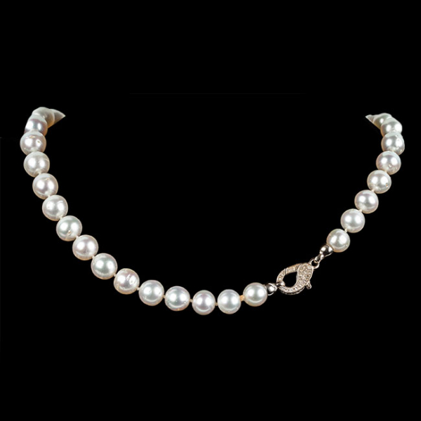 Collar formado por 37 perlas australianas de grueso oriente, muy ligeramente barrocas 
