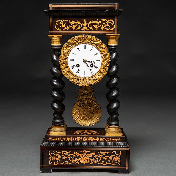 Reloj fRANCÉS Napoleón III en madera ebonizada en negro con marquetería floral. Siglo XIX