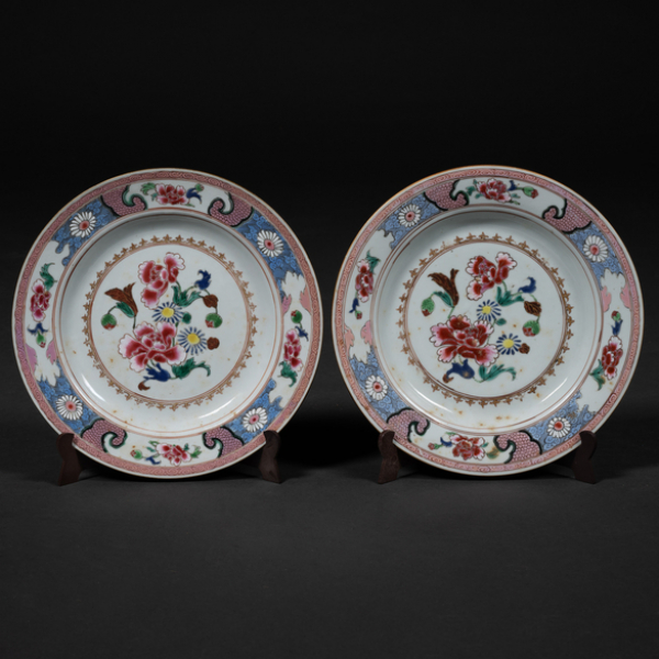 Pareja de platos en porcelana china compañía de Indias familia rosa, S. XVIII