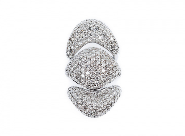 Sortija de alta joyería compuesta por tres sortijas 'bombé' en oro blanco, decoradas en pavé de diamantes, las dos exteriores en 'V'.