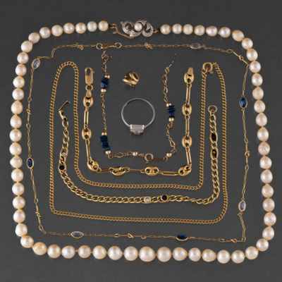 Conjunto de tres pulseras , dos cadenas, anillo, eslabón y collar de perlas cultivadas en oro amarillo de 18 kt.