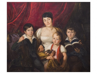 Retrato de familia sobre un interior con cortinaje rojo