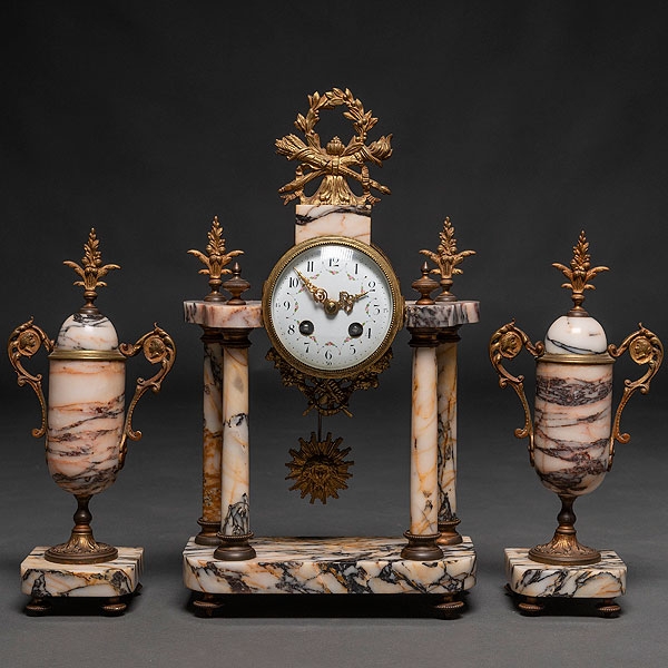 Reloj francés de sobremesa con guarnición estilo Luís XVI. Trabajo Francés, Siglo XIX