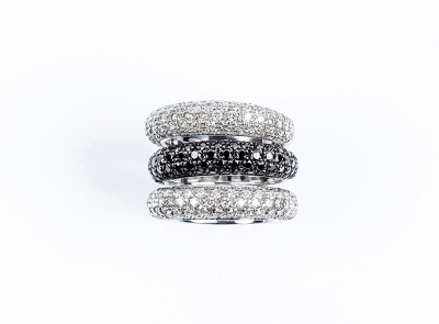 Conjunto de alta joyería formado por tres anillos en oro blanco, con frente en pavé de diamantes, talla brillante