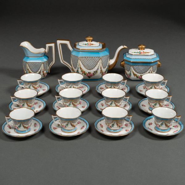 Juego de doce servicios en porcelana francesa estilo Luís XVI de finales del siglo XIX-XX