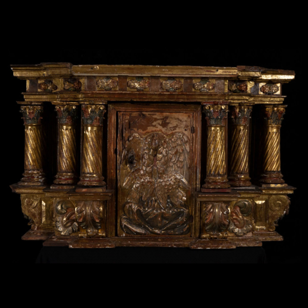 Sagrario o Tabernáculo Renacentista del siglo XVI. En madera dorada