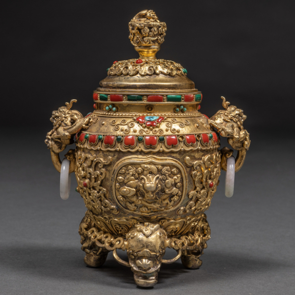 Incensario chino realizado en plata dorada con aplicaciones de coral, turquesa, malaquita y jade del siglo XX