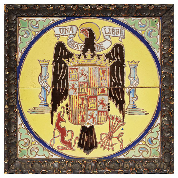 Azulejo en cerámica esmaltada con representación del escudo de España durante el franquismo, c. 1940.