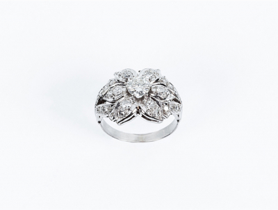 Bella sortija vintage de platino con motivo de flor con un limpio y blanco brillante central orlado de limpios y blancos diamantes, talla 8/8