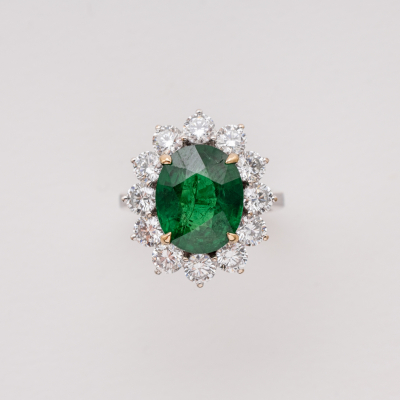 Sortija roset&oacute;n en oro blanco con tsavorita talla oval orlada por diamantes talla brillante.