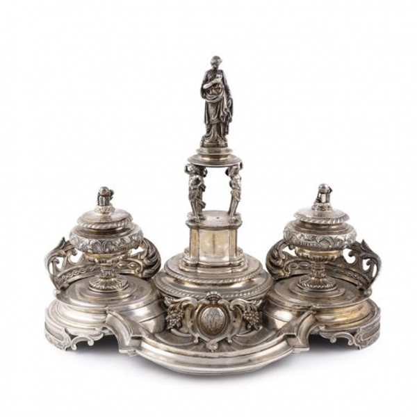Escribanía en plata española punzonada. Con marcas de localidad de Madrid, Villa y Corte, 1863, de Marquina y Espuñes.