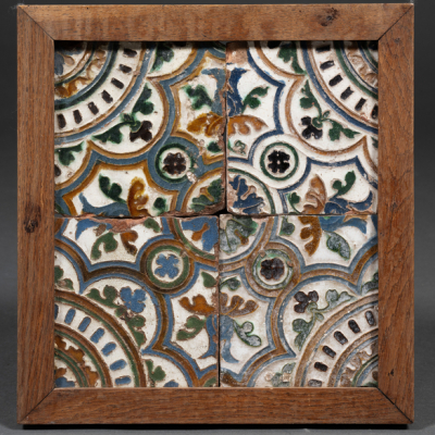 Conjunto de cuatro azulejos en cerámica de Toledo con la técnica de arista del siglo XVI.