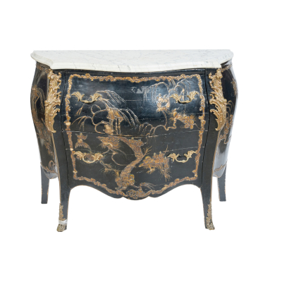 Cómoda «bombé» en madera lacada con decoraciones en relieve de temática oriental, s.XIX. 
