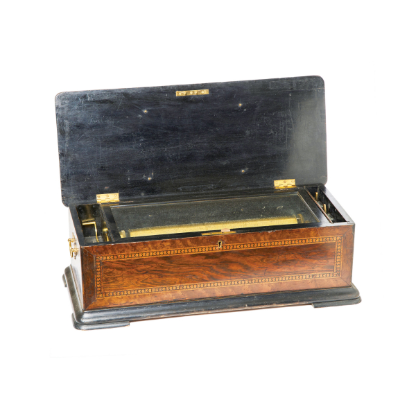 Caja de música inglesa en madera de chicaranda con marqueterías contrastadas con representación de instrumentos enlazados y fileteados en boj, s.XIX.