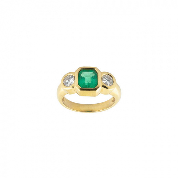 Anillo vintage en sólida montura de oro amarillo con una bonita esmeralda en su talla 
