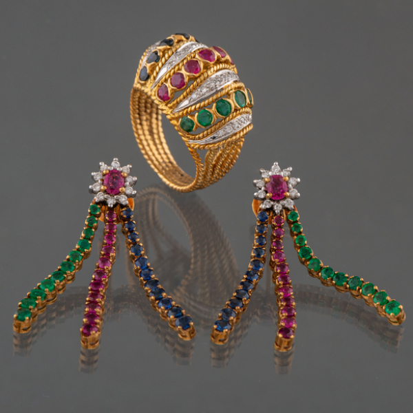 Conjunto de sortija sogueada y pendientes largos en oro amarillo de 18 kt con rubíes, zafiros, esmeraldas y brillantes.
