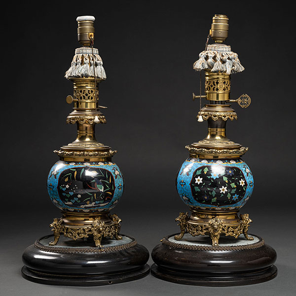 Pareja de Quinqués adaptados como lámparas en bronce y esmalte cloisoné del siglo XIX.