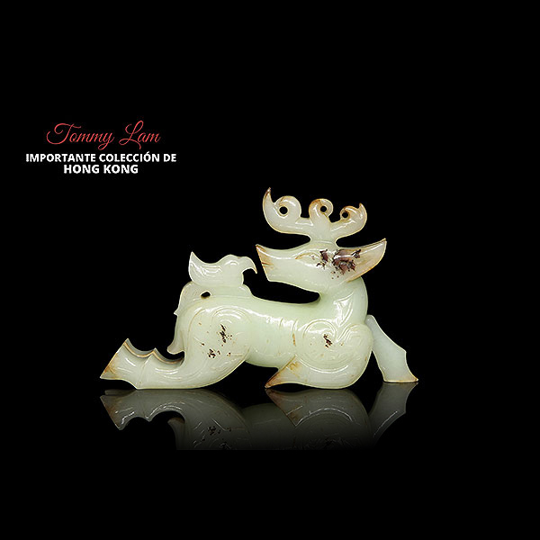 Figura de jade amarillo "Ciervo y ave", dinastía Zhou.  Escultura en jade de tonalidad amarilla suave, con vetas ocres y áreas de pátina superficial.